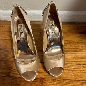 Champagne Badgley Mischka 6.5 peep toe embellished pumps.